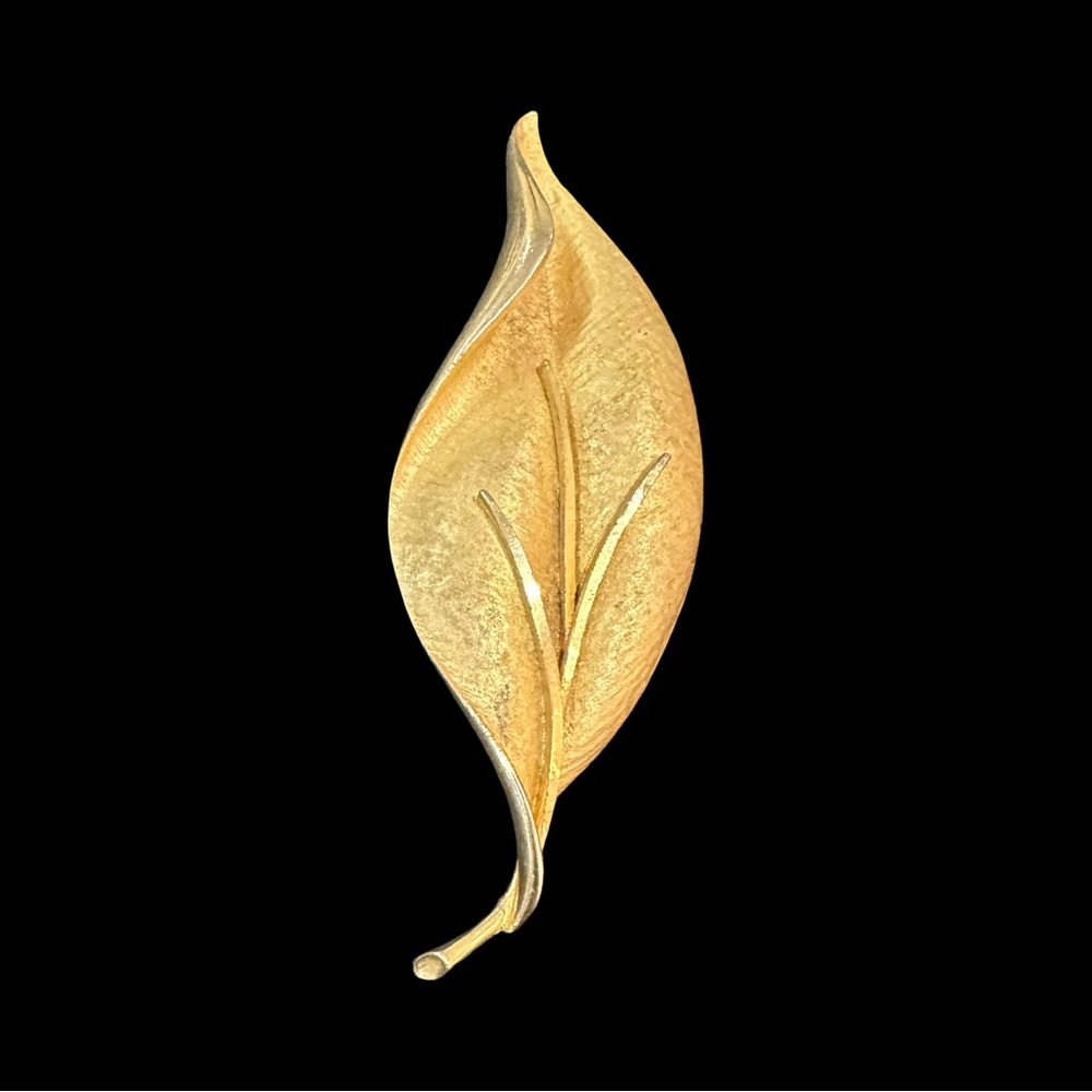 Vintage Leaf Brooch Signed Star Gold Tone 8$